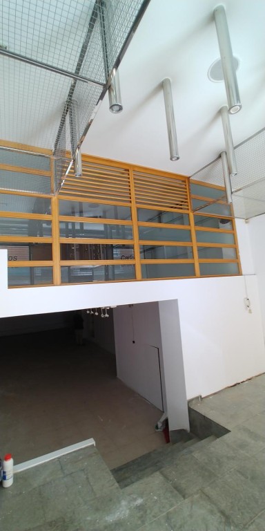 Amplio local de dos niveles en venta Santander