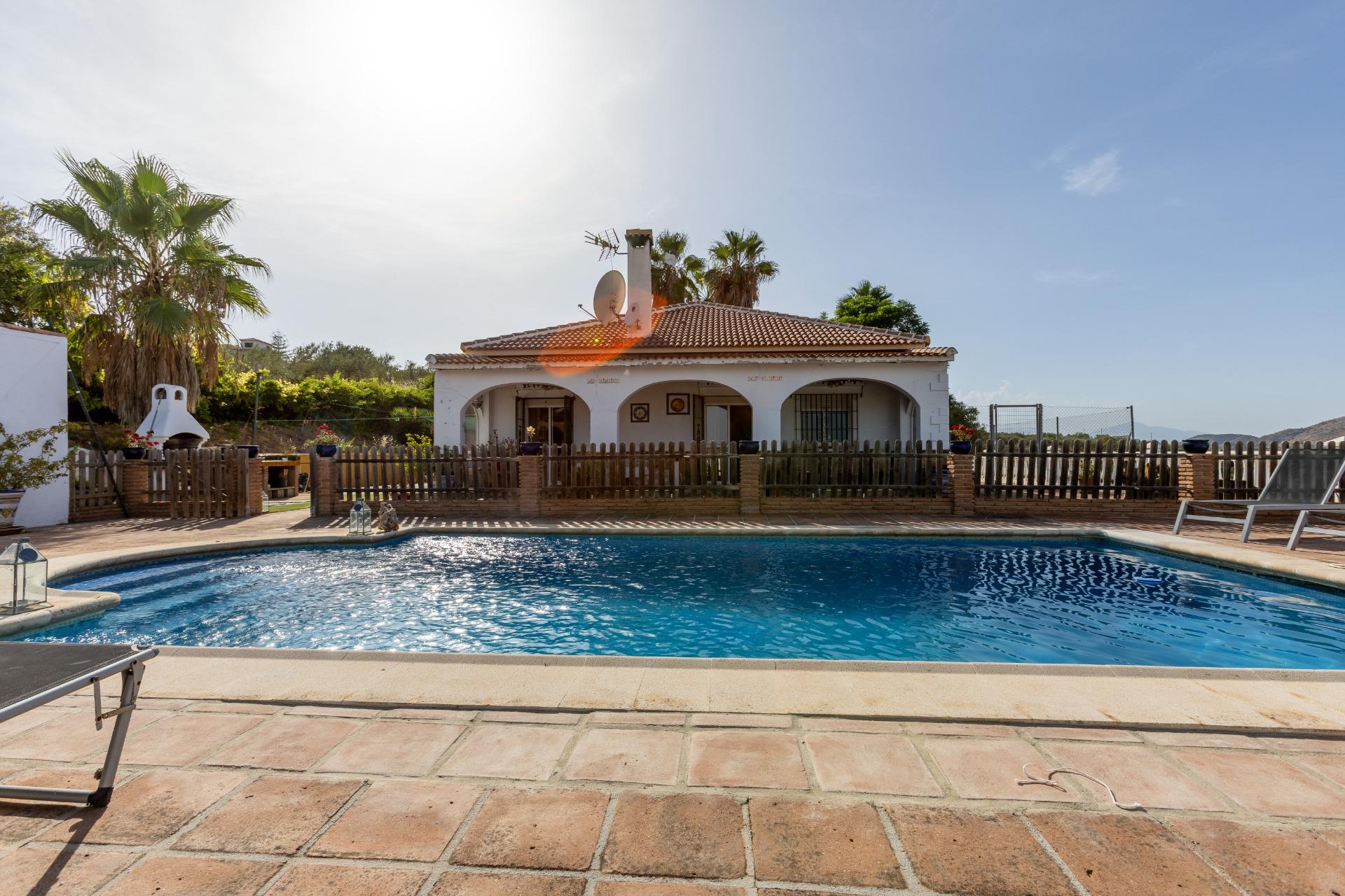Espectacular chalet de 300 m2 con piscina privada en Camino 