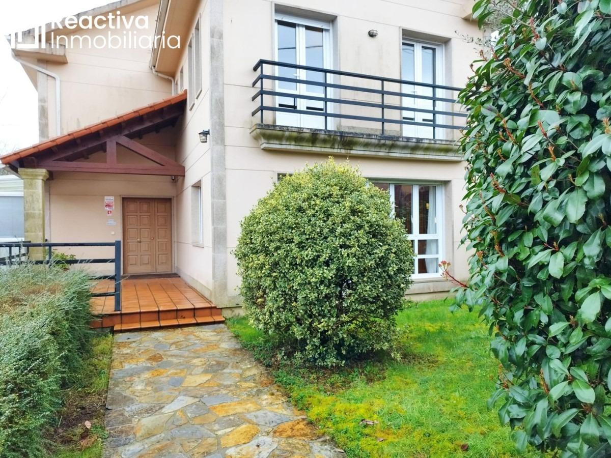 Fantástico chalet con garaje y gran jardín en las afueras de Santiago