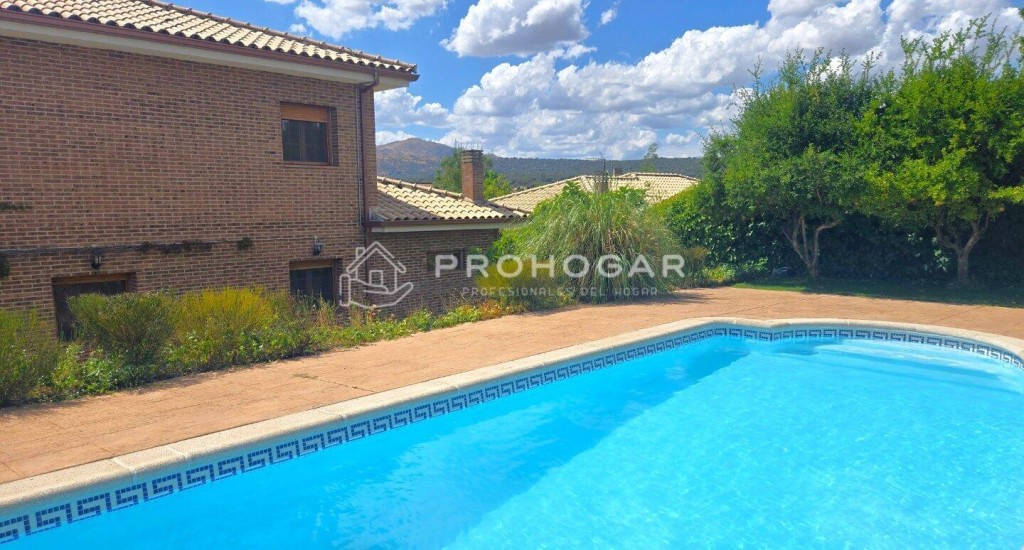 Venta de chalet en Pedrezuela, de 158m2 con 4 dormitorios y 3 baños con plaza de garaje