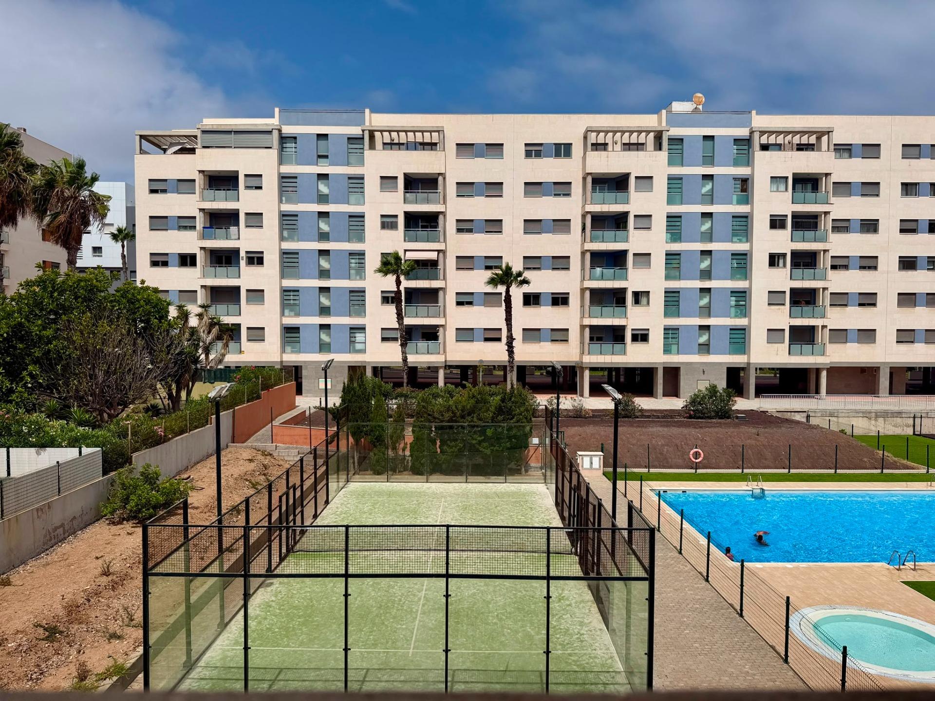 Piso con terraza en la zona del Hospital Dr. Negrín y campo de golf Las Palmeras.