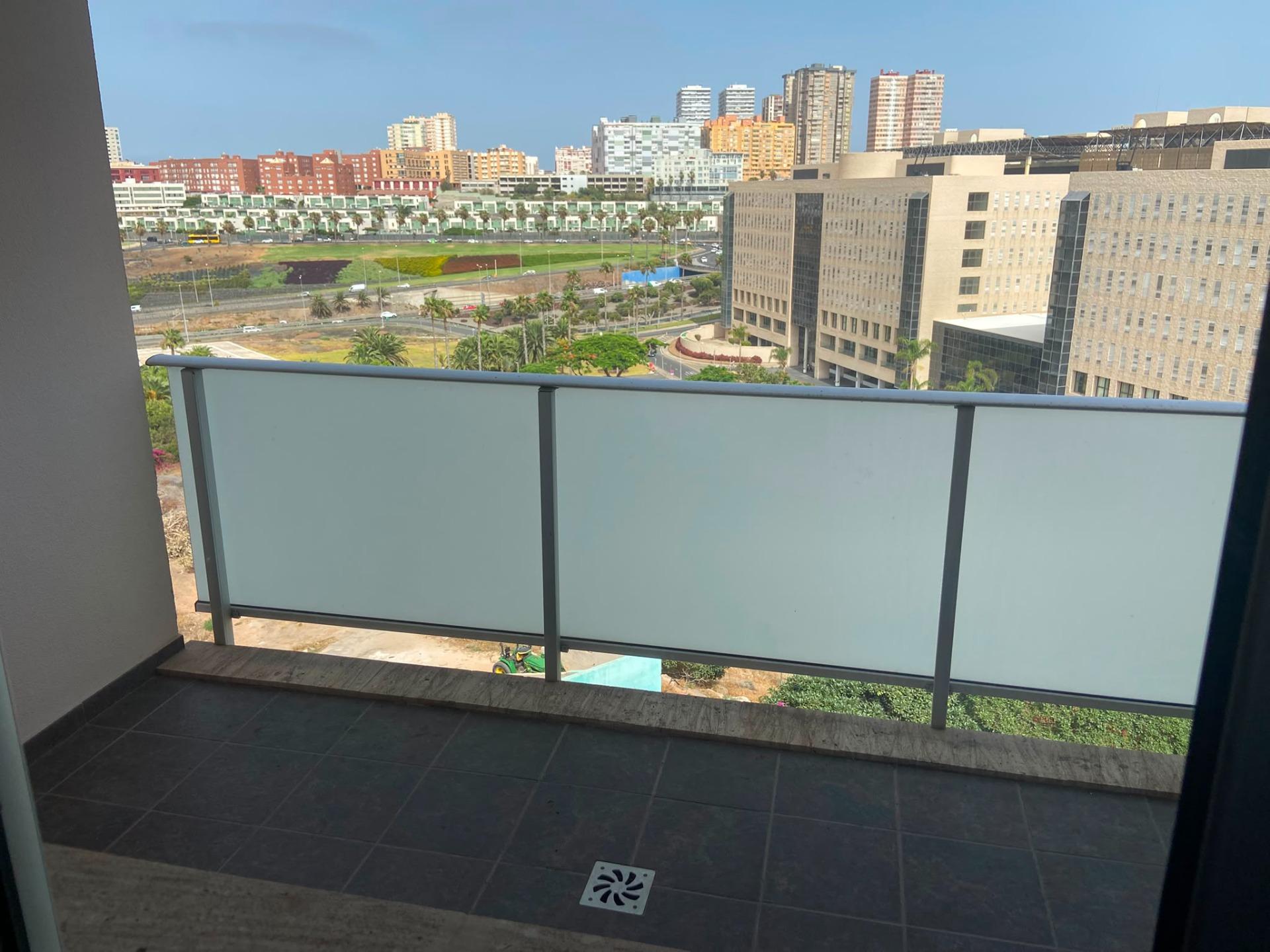 Piso con terraza en la zona del Hospital Dr. Negrín y campo  - foto 3