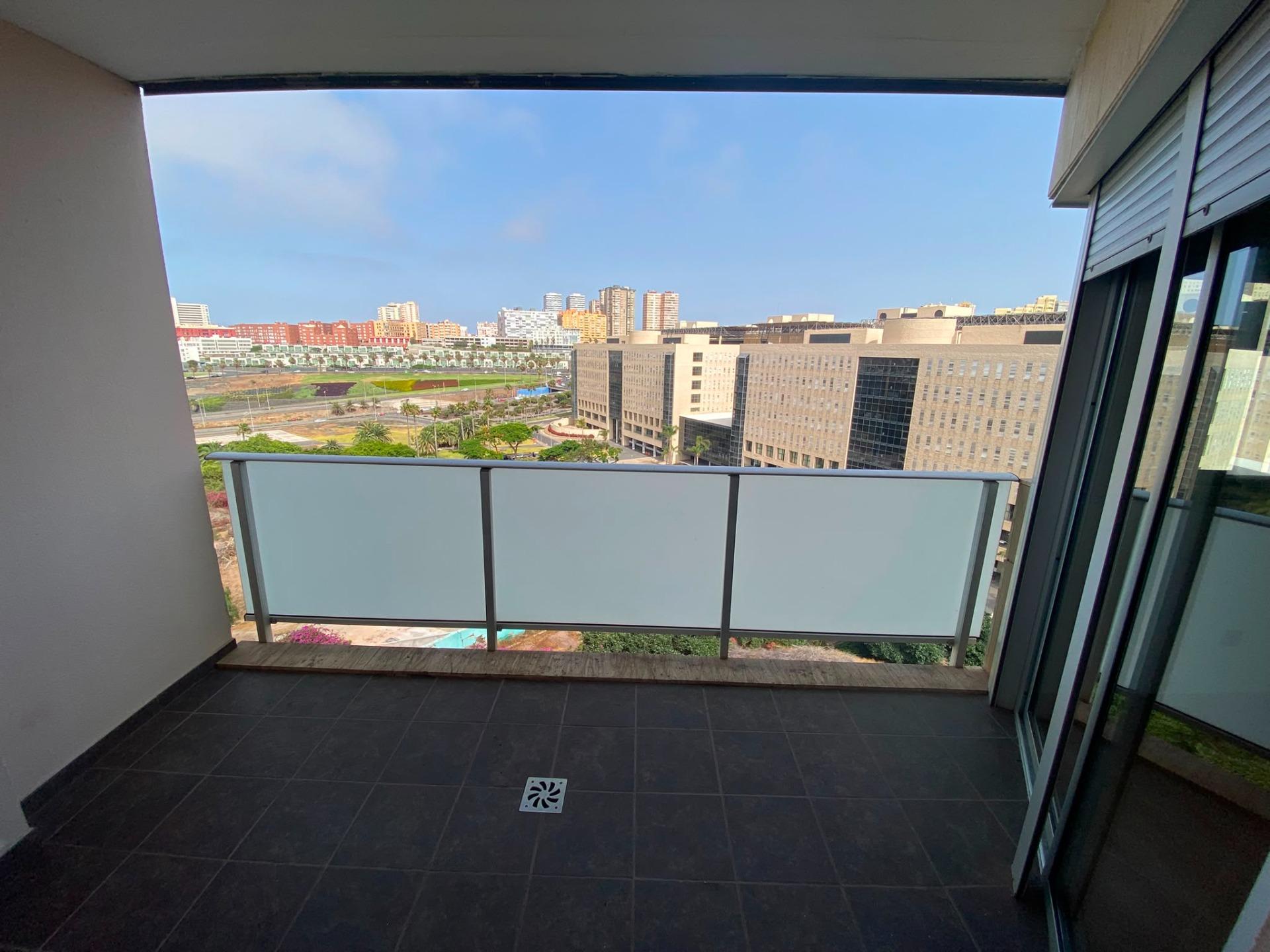 Piso con terraza en la zona del Hospital Dr. Negrín y campo  - foto 4