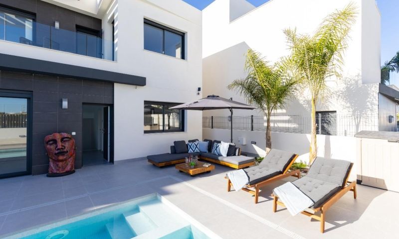 VILLA DE 3 DORMITORIOS 2 BAÑOS EN ALGORFA ( ALICANTE )
