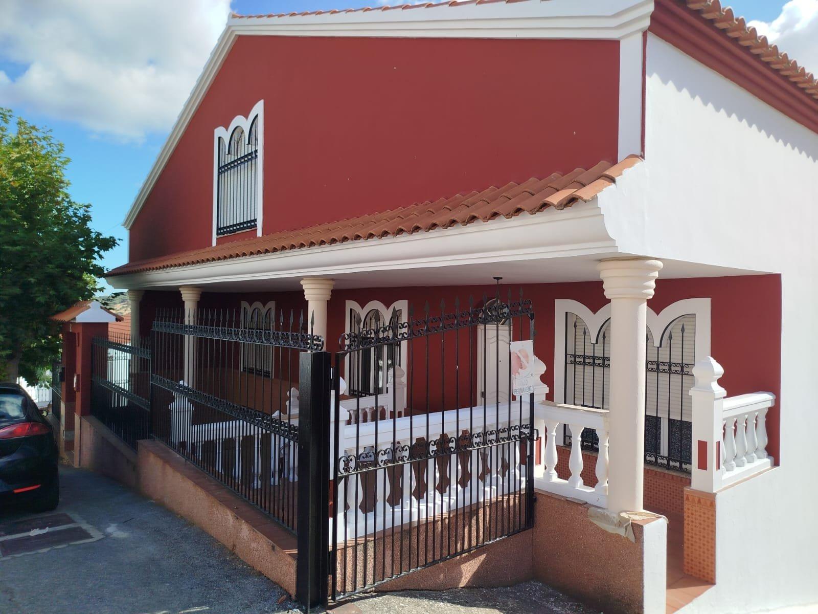 Exclusiva Casa Unifamiliar con Patio, Chimenea y Sótano de 6