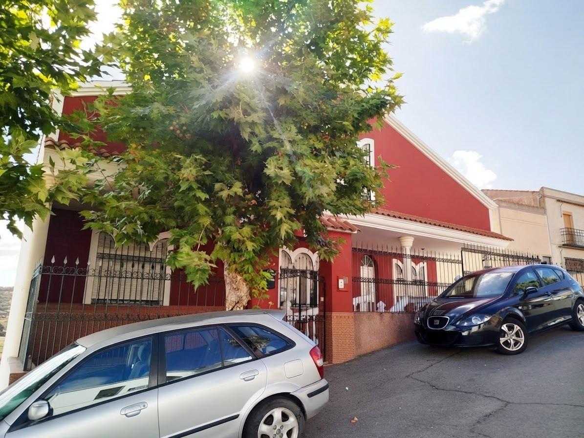 Exclusiva Casa Unifamiliar con Patio, Chimenea y Sótano de 6 - foto 2