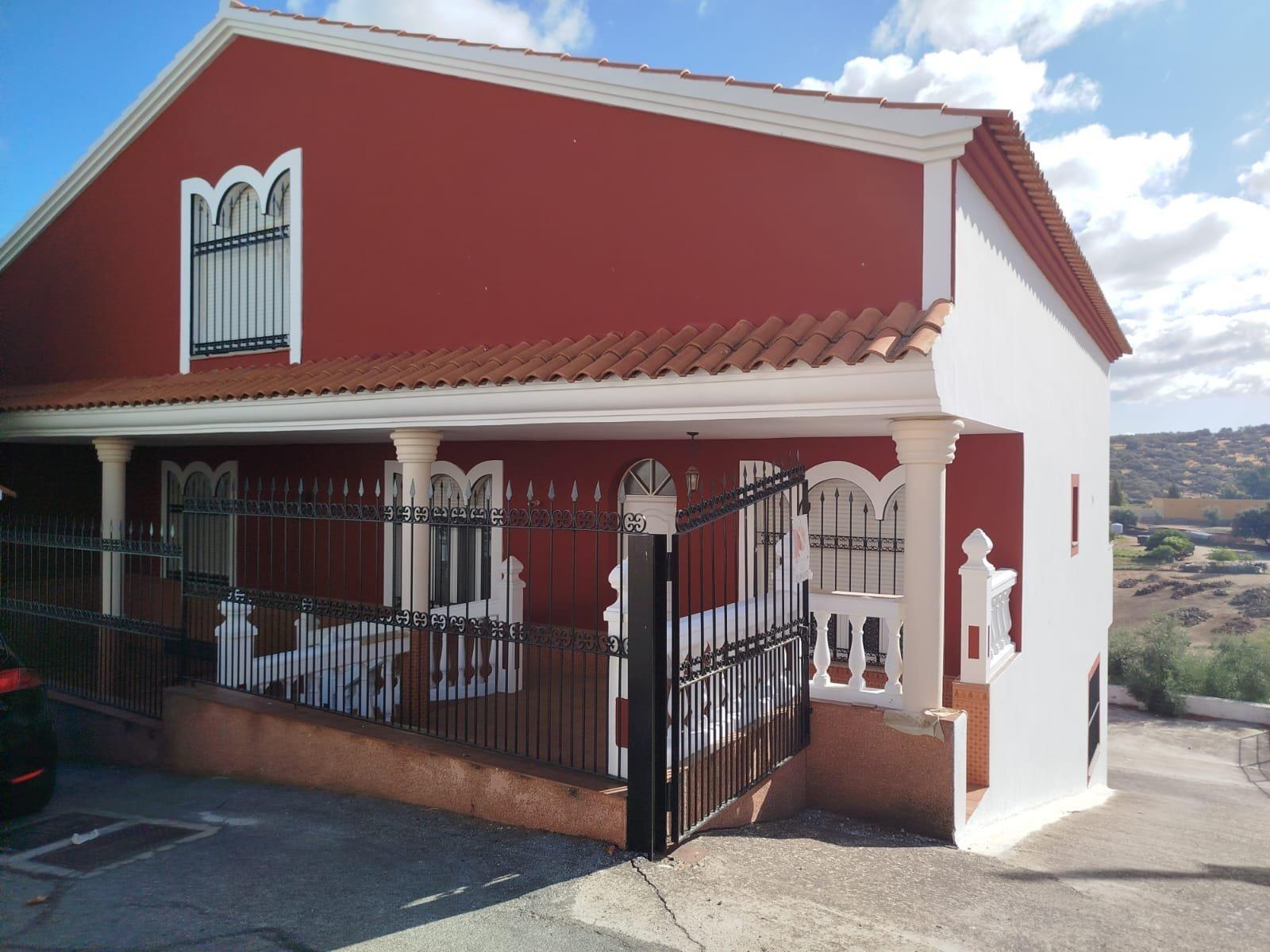 Exclusiva Casa Unifamiliar con Patio, Chimenea y Sótano de 6 - foto 3