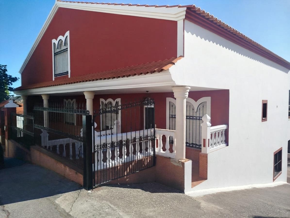 Exclusiva Casa Unifamiliar con Patio, Chimenea y Sótano de 6 - foto 4