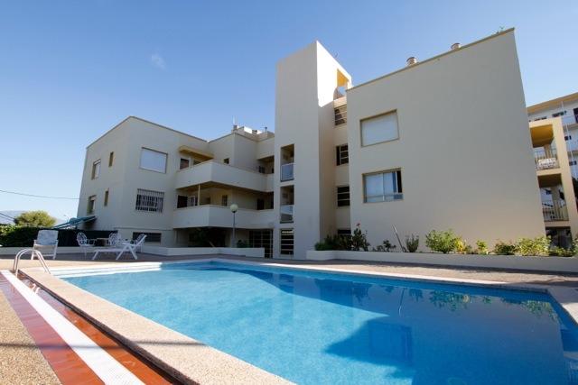 *Apartamento en primera linea de 3 dormitorios en planta baja con garaje y piscina*