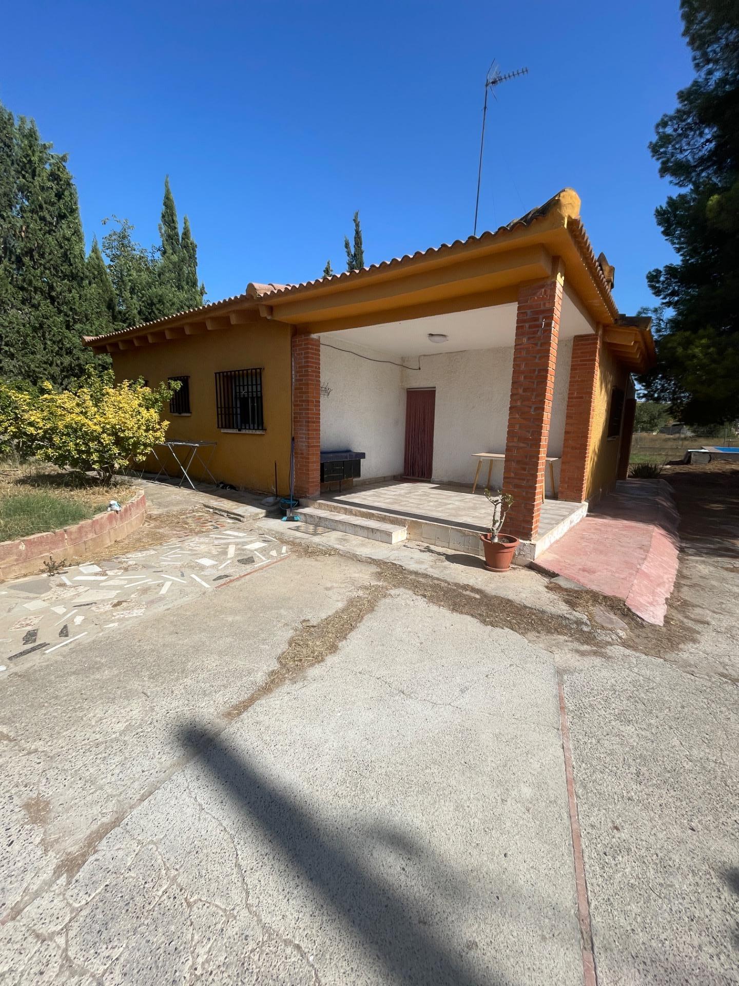 CHALET CON PISCINA Y GRAN PARCELA DE 1.400 M2 JUNTO A CAMP DE LLÍRIA
