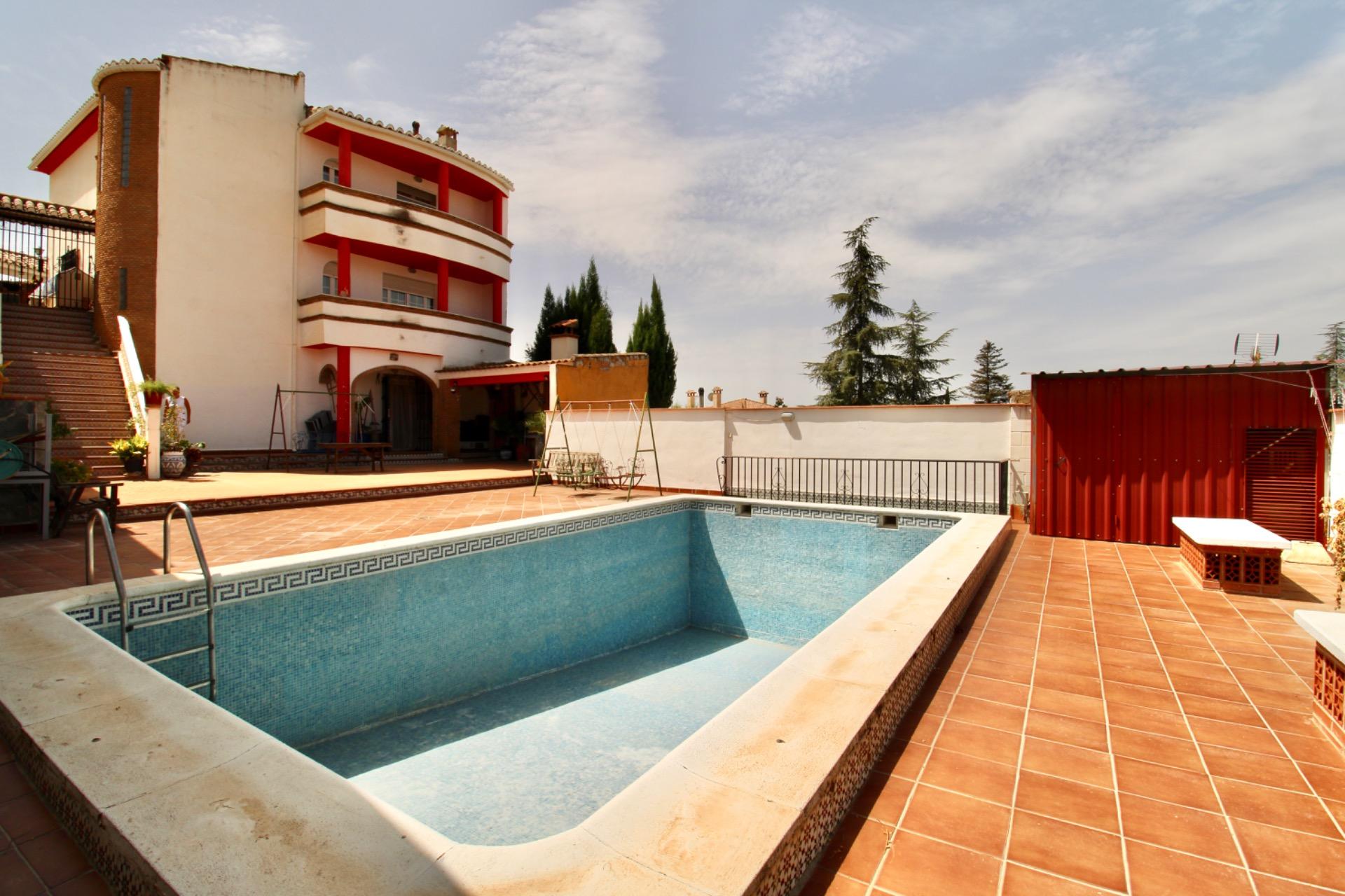 Chalet independiente con piscina privada, 6 dormitorios y 457 m2 de parcela en Alfacar