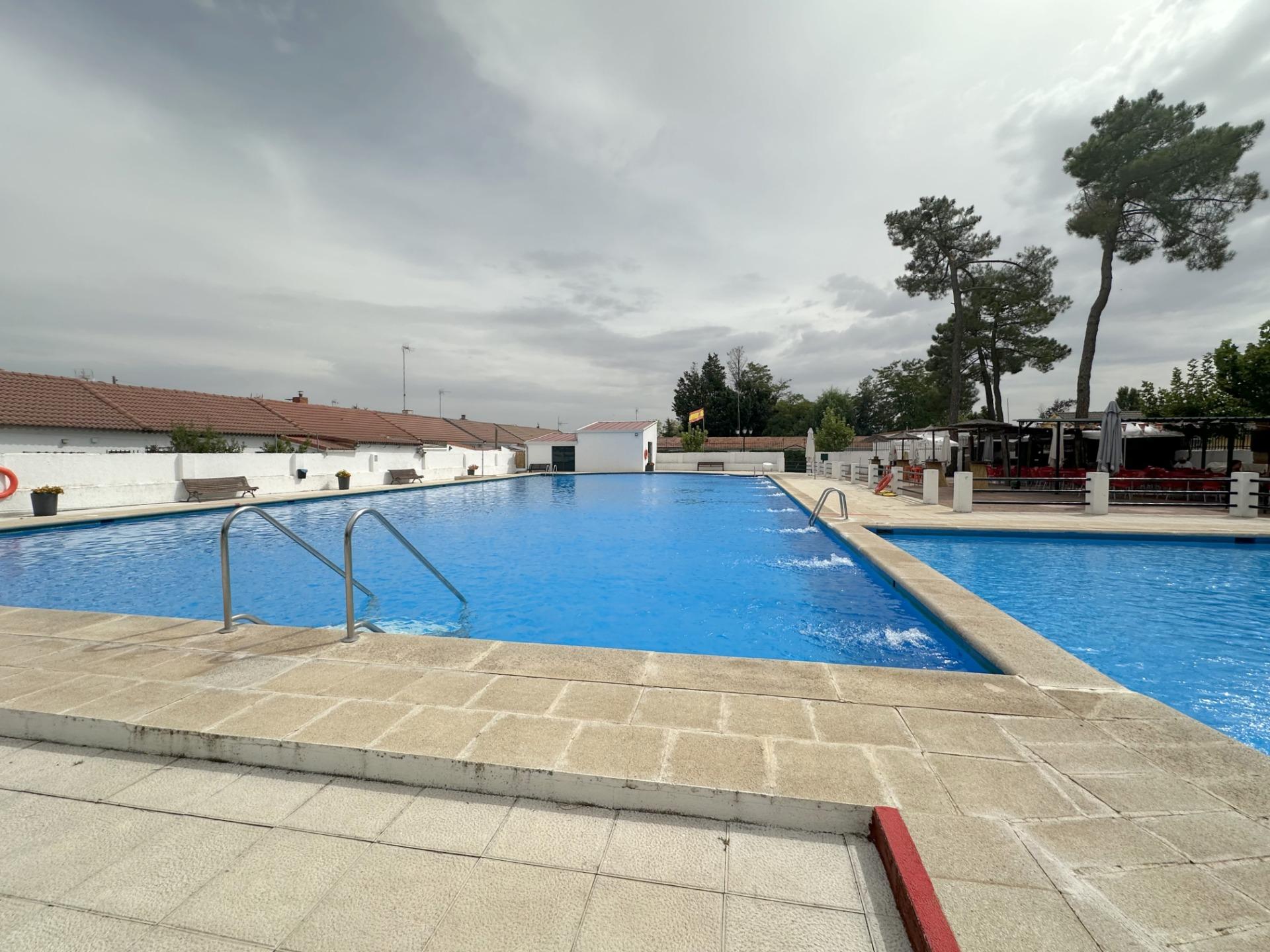 Casa reformada con dos patios y acceso a dos piscinas en Sanchidrian