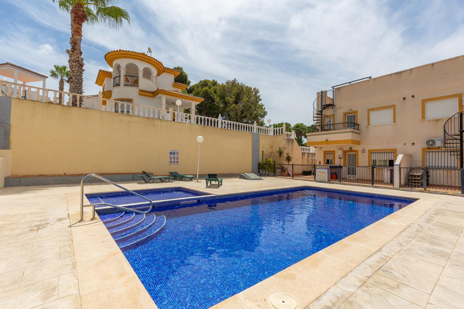 Se vende apartamento de dos habitaciones en una urbanización - foto 2