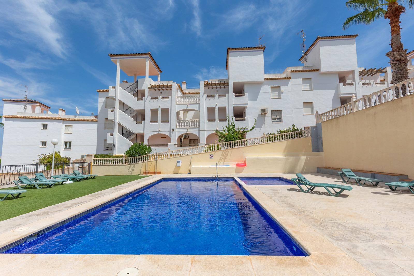Se vende apartamento de dos habitaciones en una urbanización - foto 3