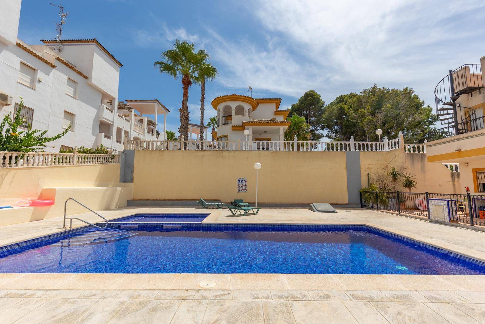 Se vende apartamento de dos habitaciones en una urbanización - foto 4
