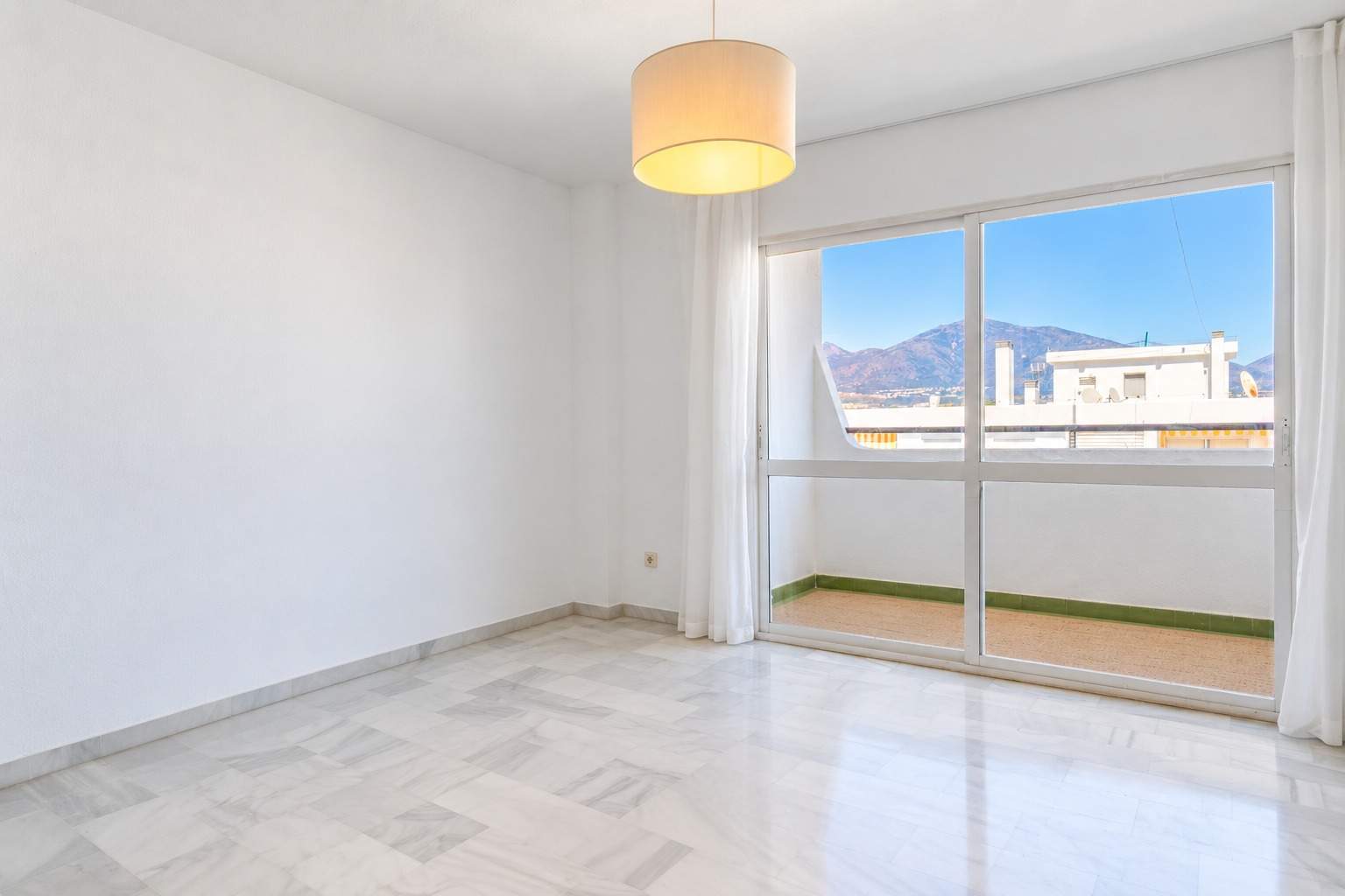 Gran oportunidad en Fuengirola: amplitud, luz y ubicación a pocos metros de la playa