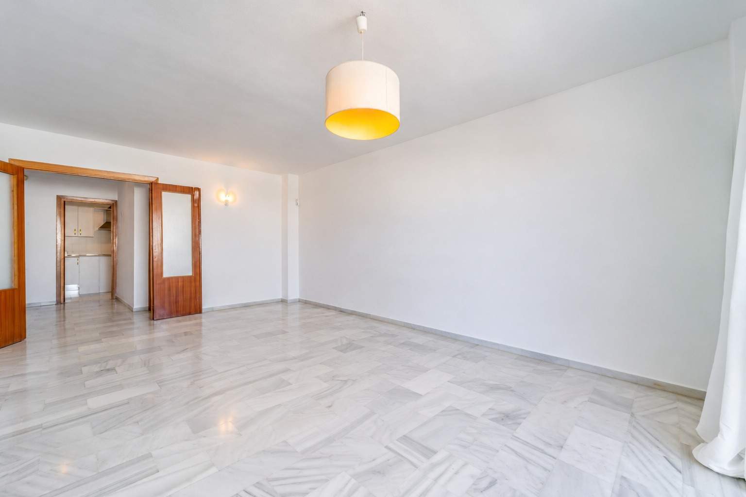 Gran oportunidad en Fuengirola: amplitud, luz y ubicación a  - foto 2
