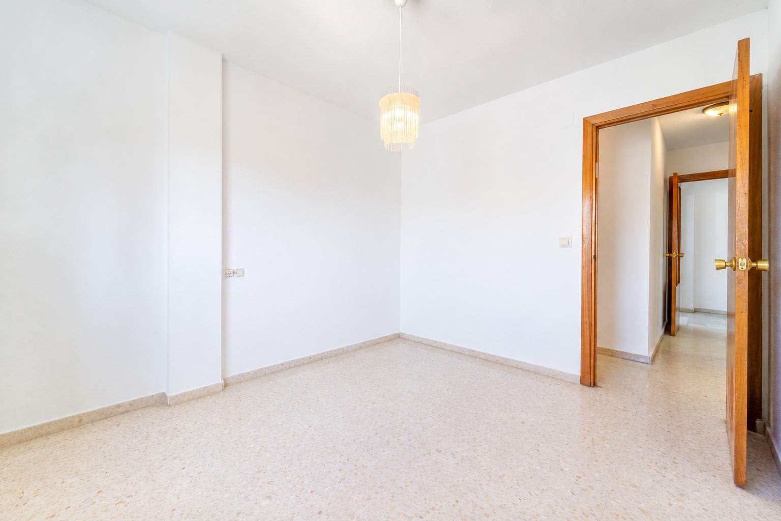 Gran oportunidad en Fuengirola: amplitud, luz y ubicación a  - foto 3
