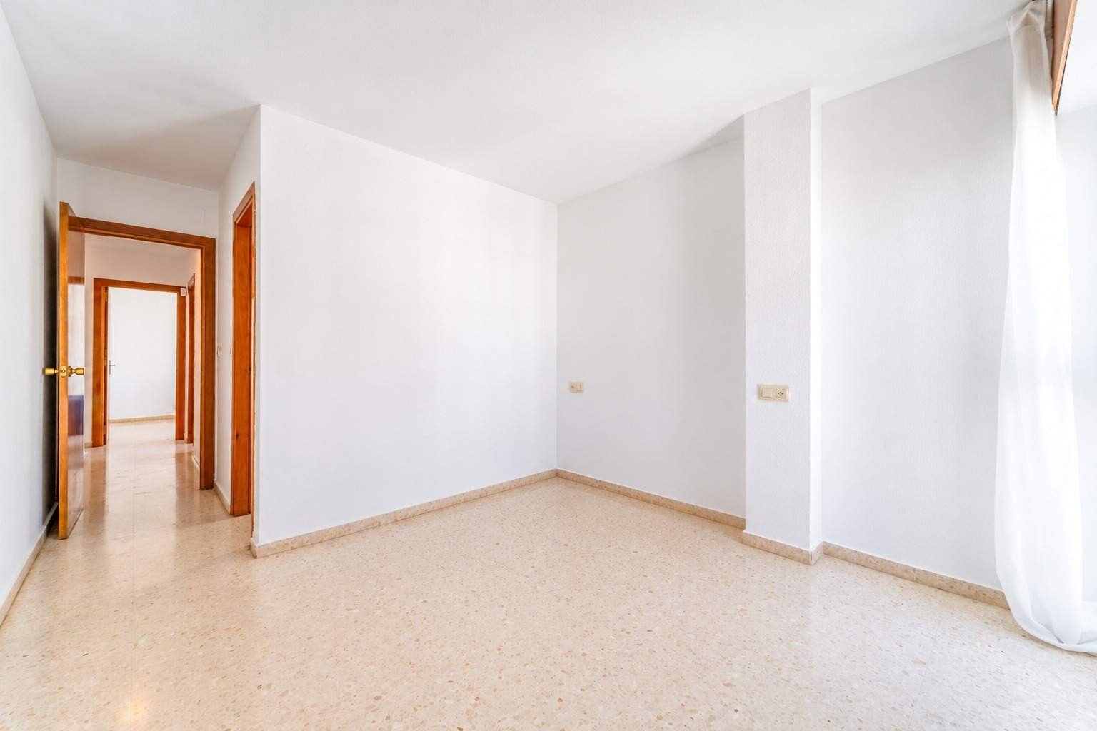 Gran oportunidad en Fuengirola: amplitud, luz y ubicación a  - foto 4