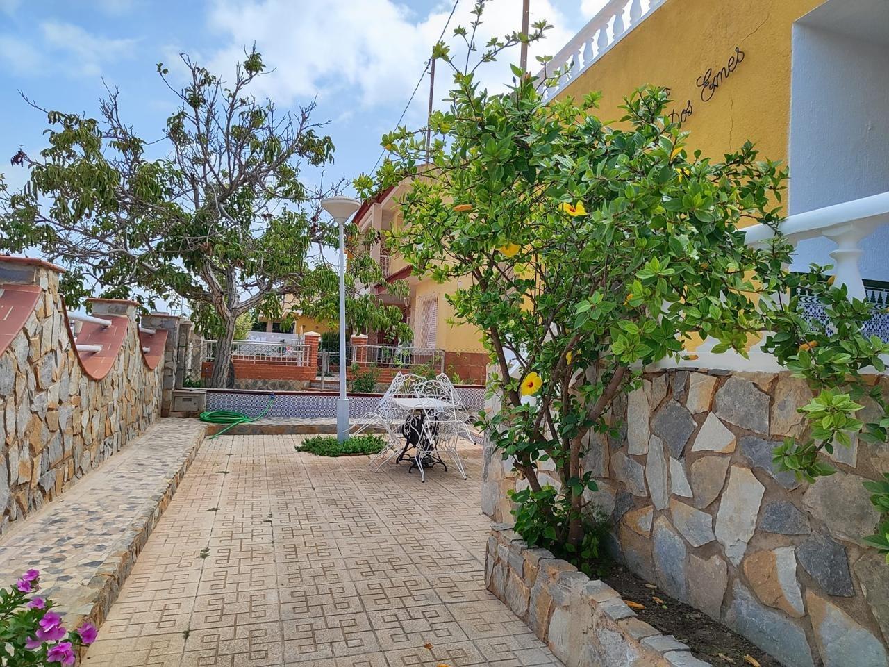 AMPLIA VIVIENDA CON PARCELA DE 400 M2