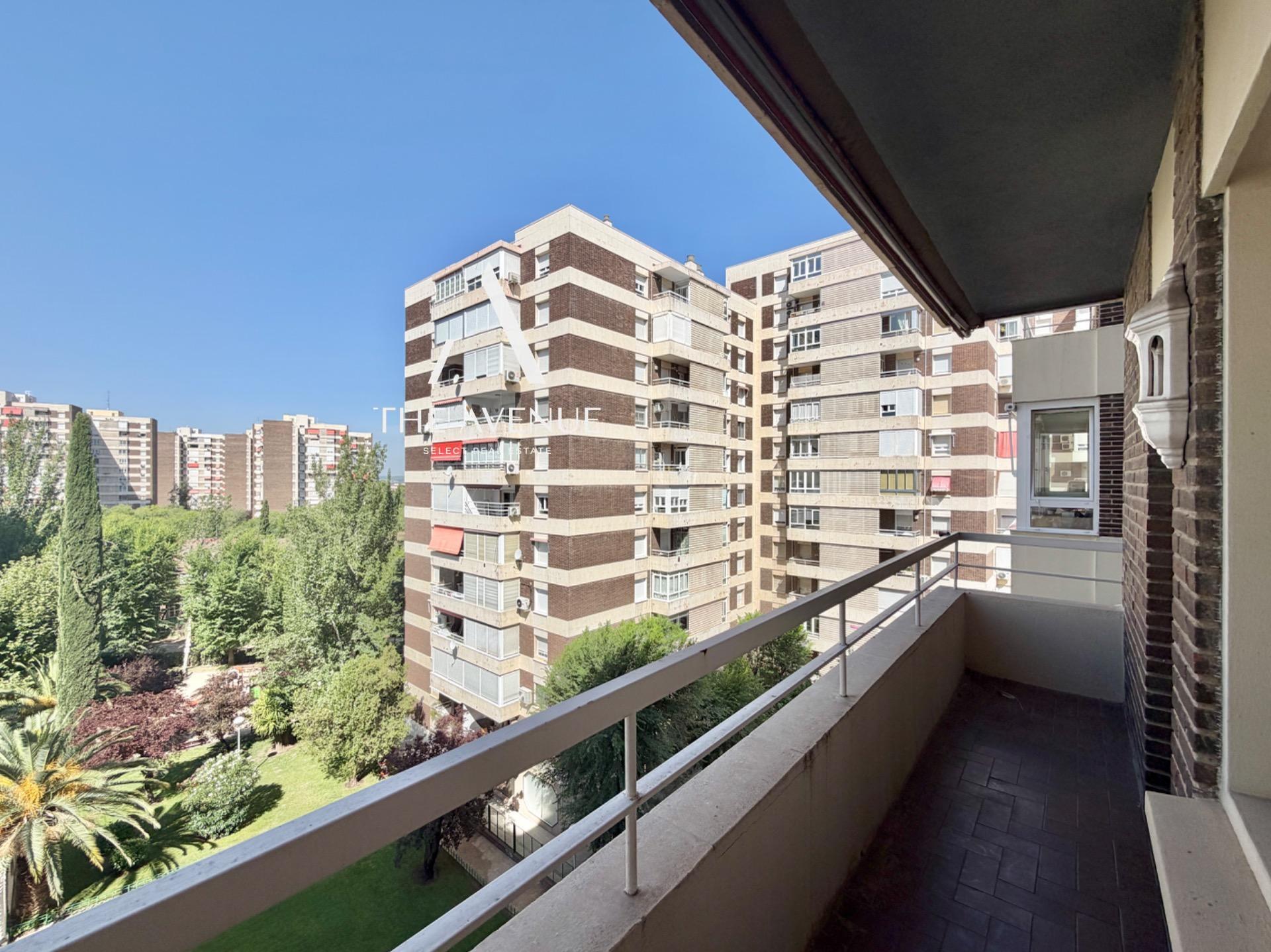 Amplio piso de 155 metros , totalmente exterior sexta planta