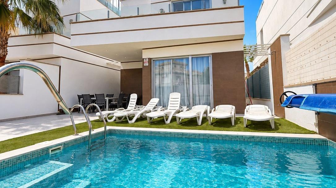 Chalet independiente moderno con piscina climatizada y jacuzzi – Lomas de Cabo Roig