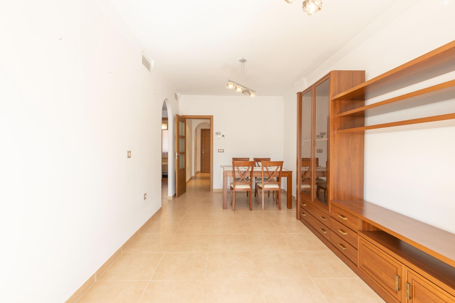 Piso céntrico, luminoso y con garaje en La Zubia | 2 dormito - foto 4