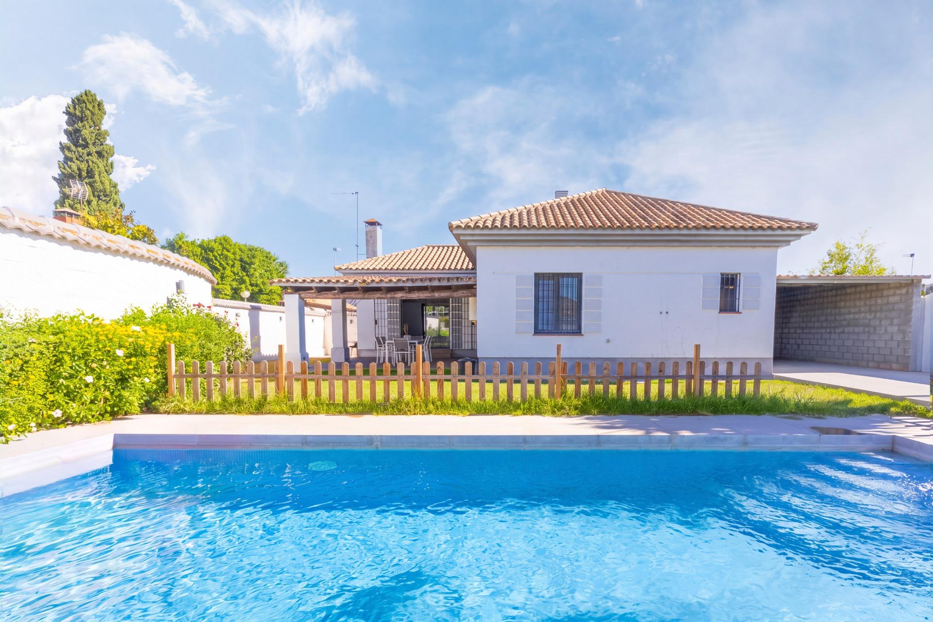 Chalet independiente de una planta completamente reformado e - foto 3