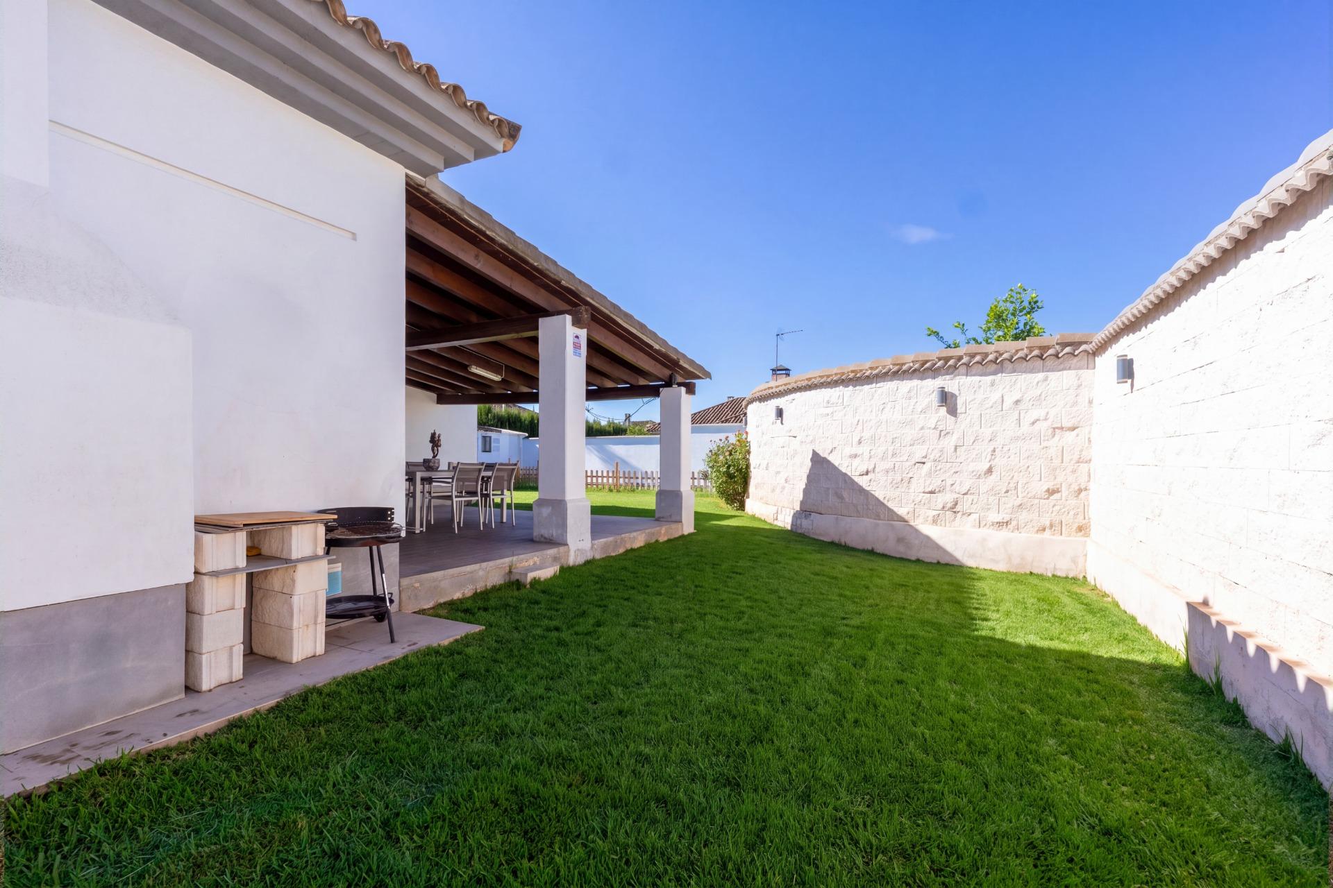 Chalet independiente de una planta completamente reformado e - foto 5