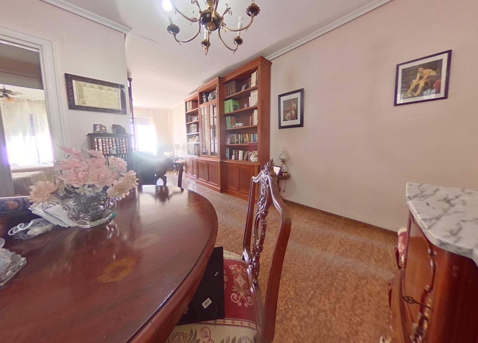 D. Se vende piso junto a la Avenida de Jesús Rescatado, exte