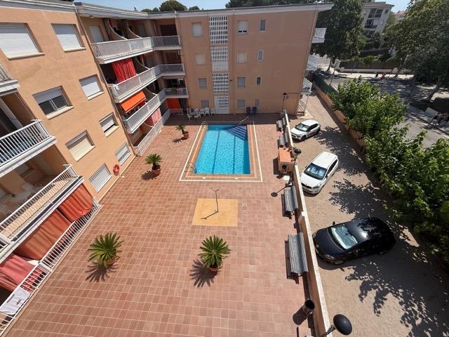 Piso de 4 dormitorios con terraza y piscina a 400 m de la playa – El Vendrell