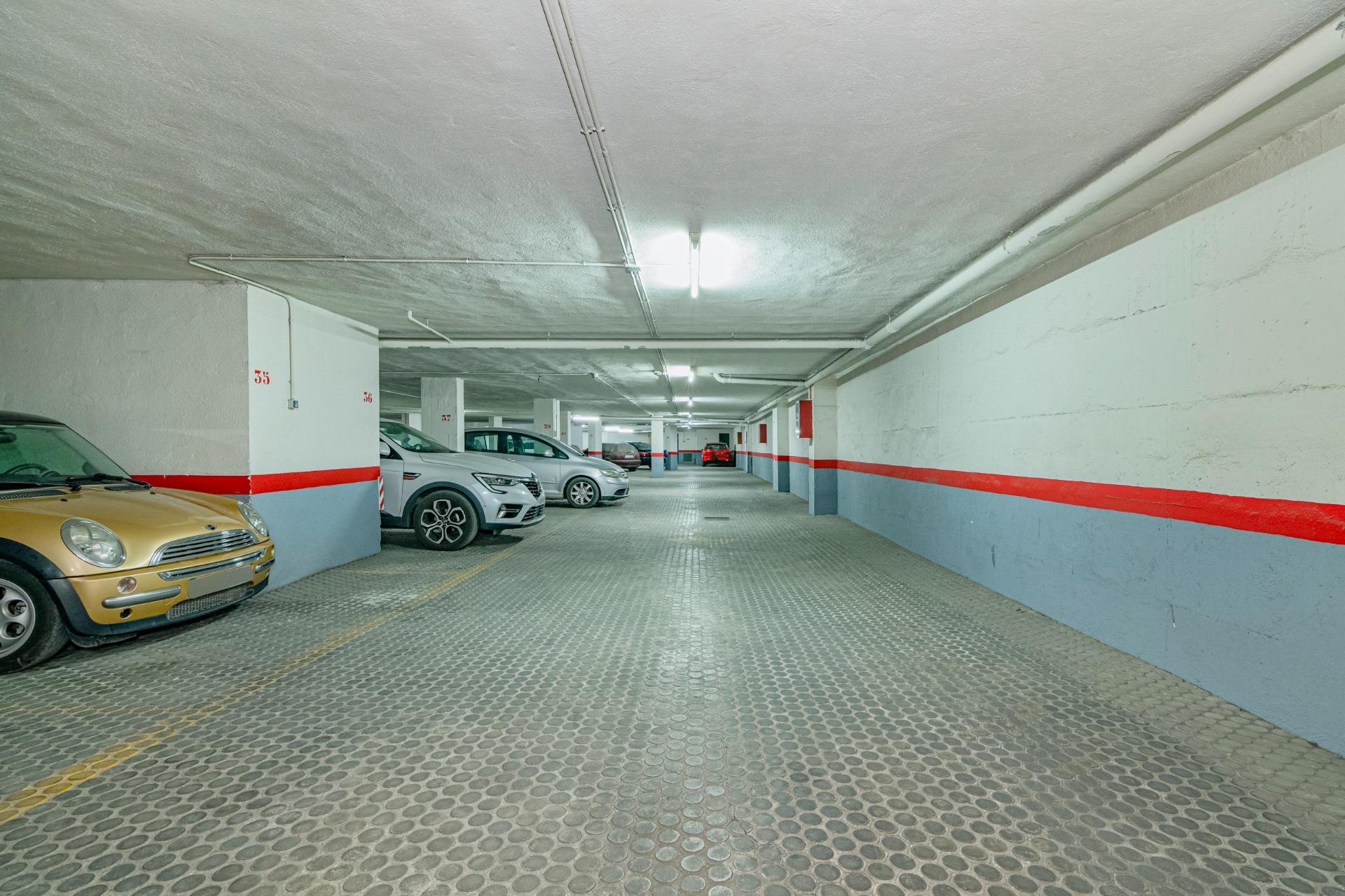 ¡Oportunidad Única en Granada: Tu Garaje Perfecto! ✨ - foto 5