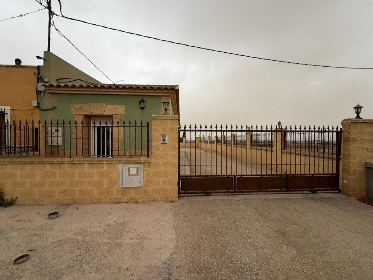 OPORTUNIDAD VENTA CASA EN TOTANA  (OKUPADA )