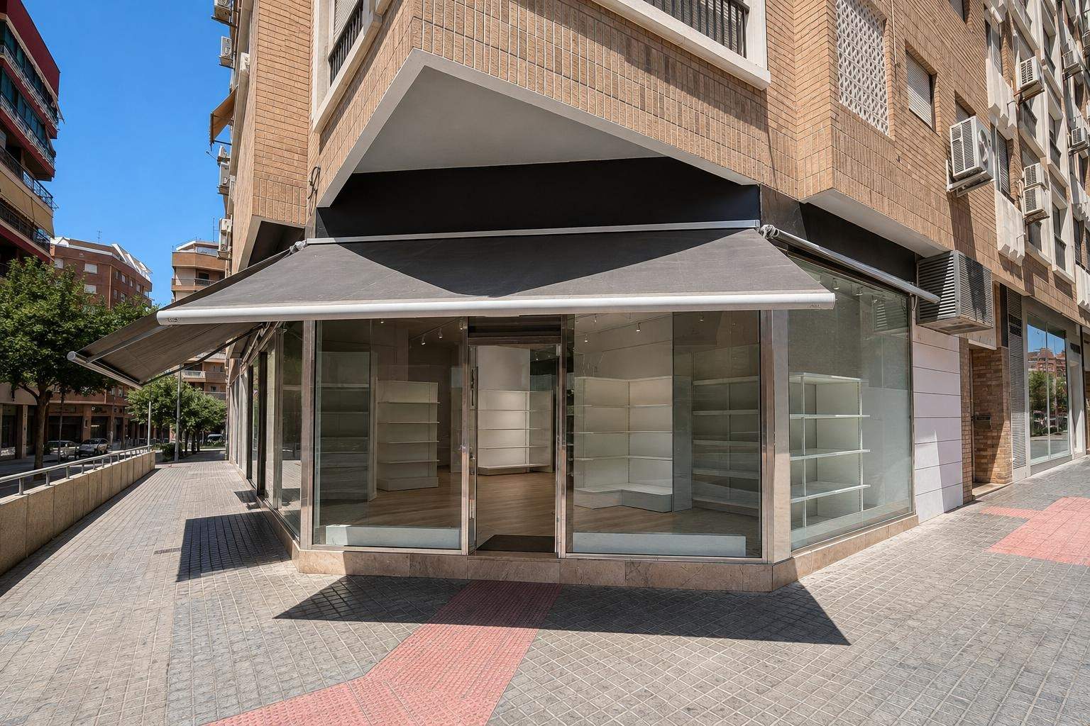 Local comercial en alquiler en pleno centro – Disponible des - foto 2