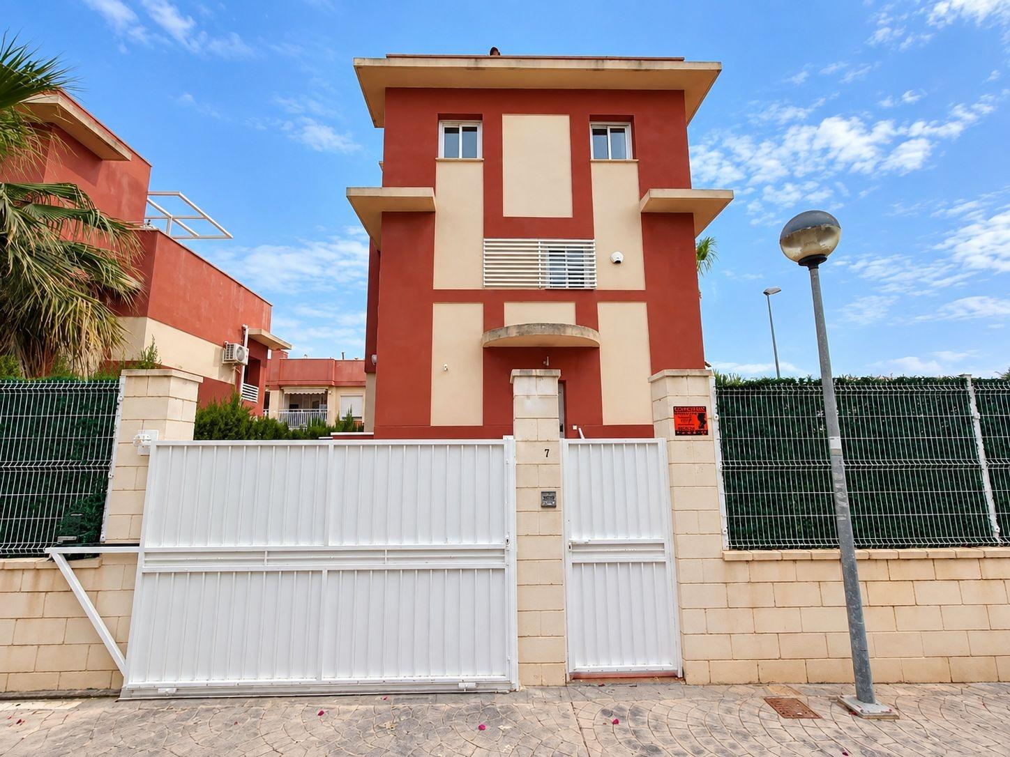 VILLA INDEPENDIENTE CON PISCINA PRIVADA EN LOMAS DE CABO ROI