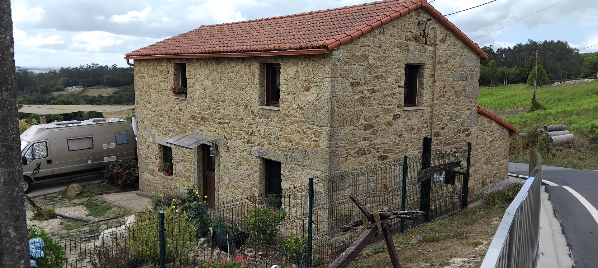 Casa de piedra totalmente reformada con parcela de 1.308 m2  - foto 2