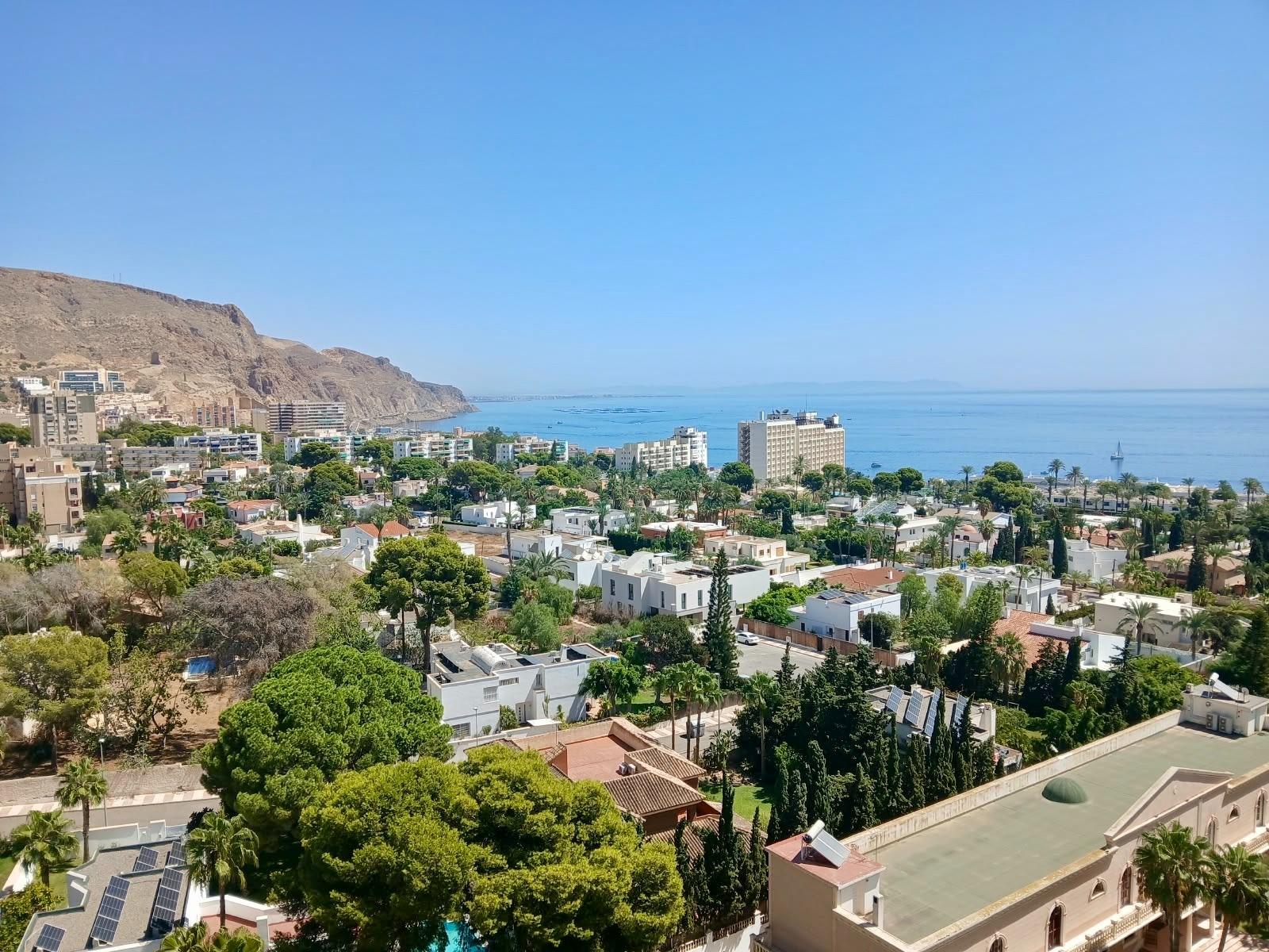 Apartamento muy luminoso con terraza y vistas al mar en Aguadulce Sur