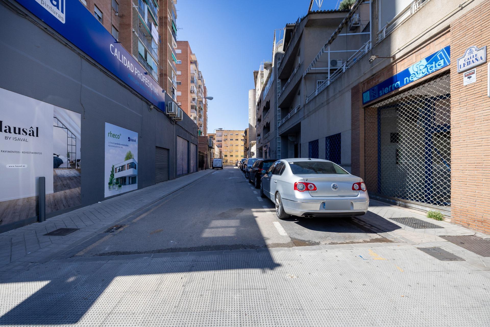 Cochera en edificio calle ledaña - foto 3