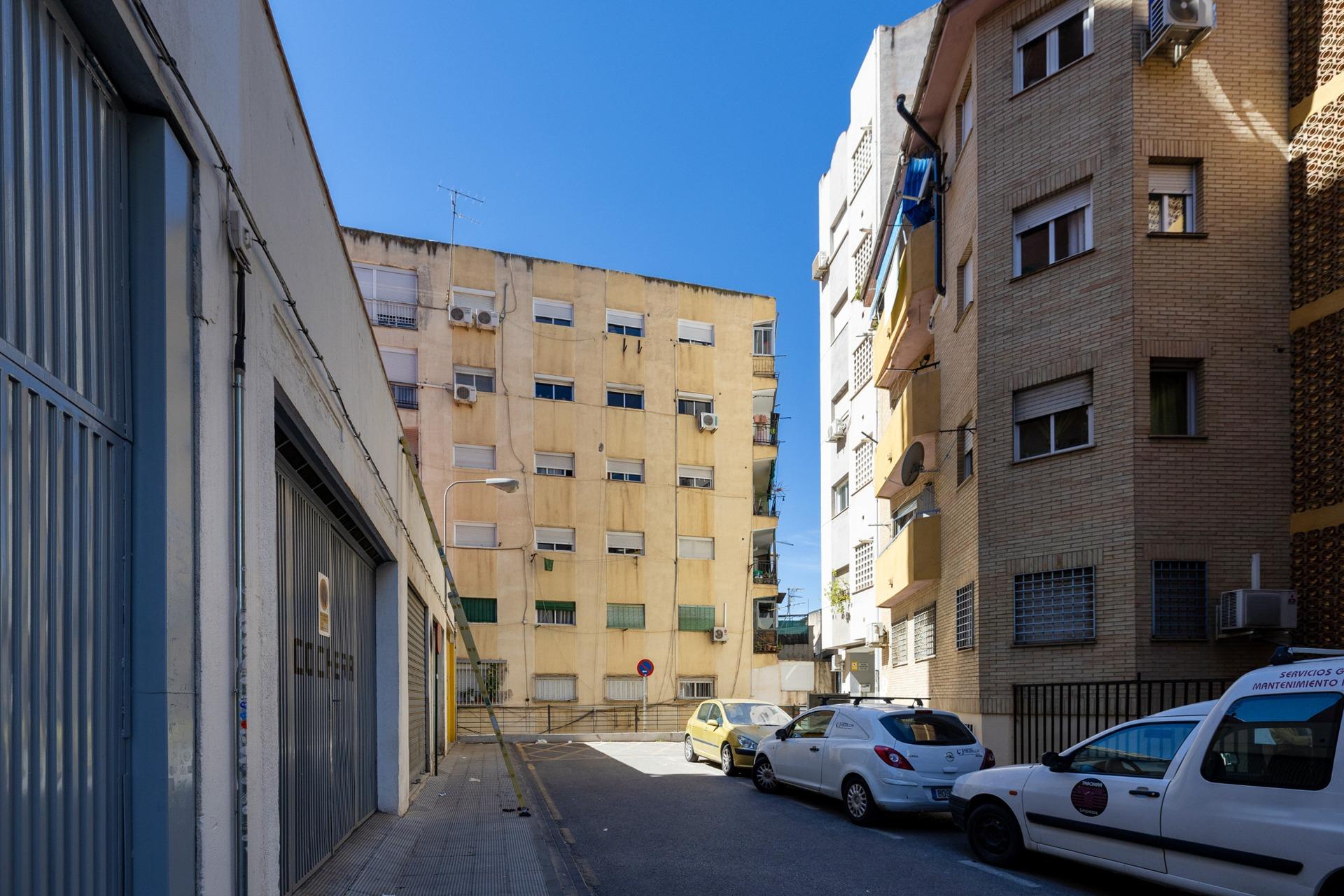 Cochera en edificio calle ledaña - foto 4