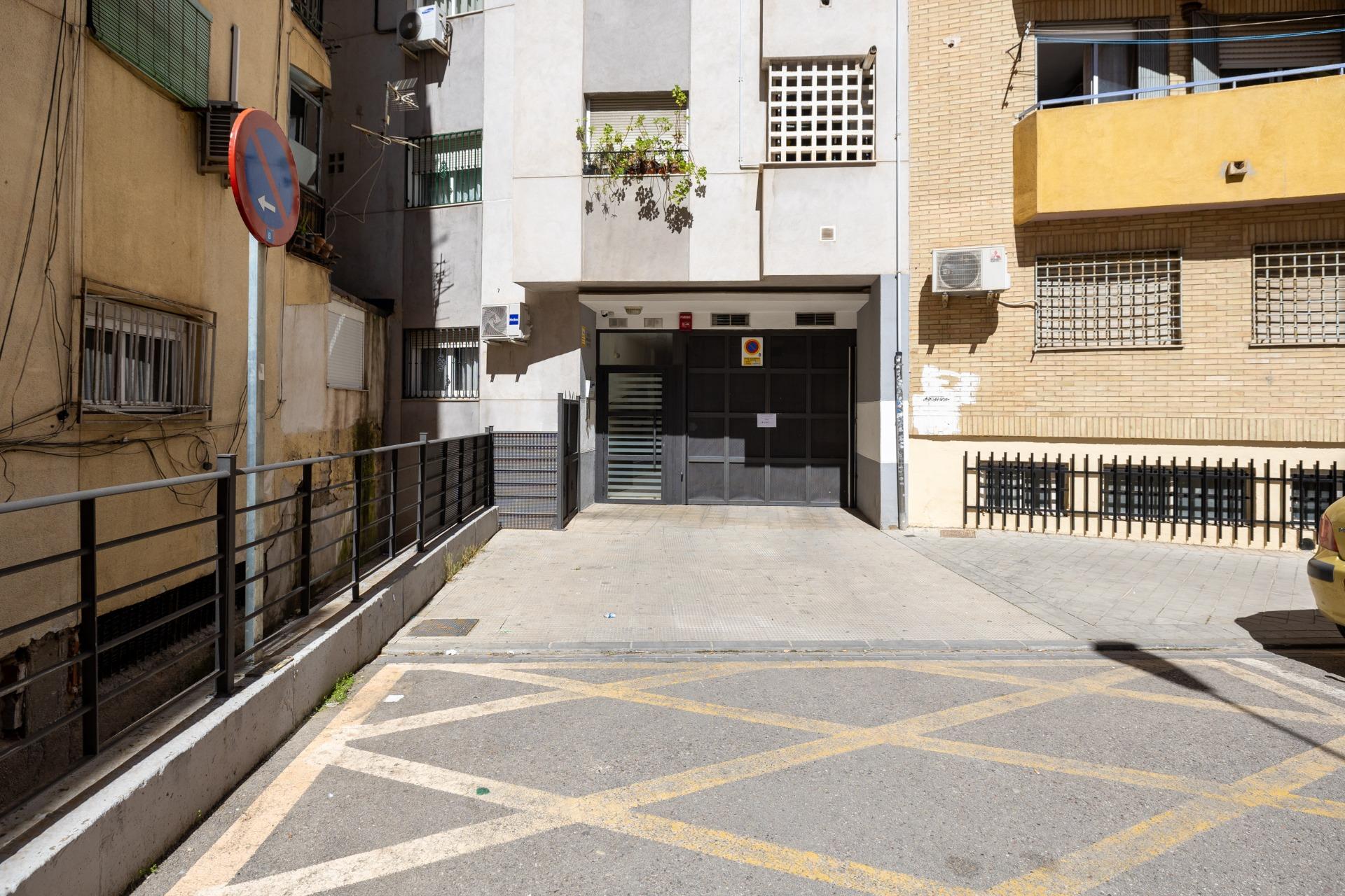 Cochera en edificio calle ledaña - foto 5