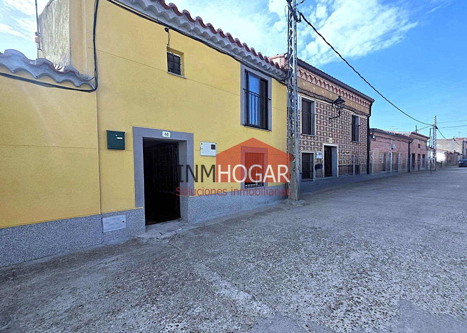 Casa de pueblo con amplio patio y planta superior rehabilita