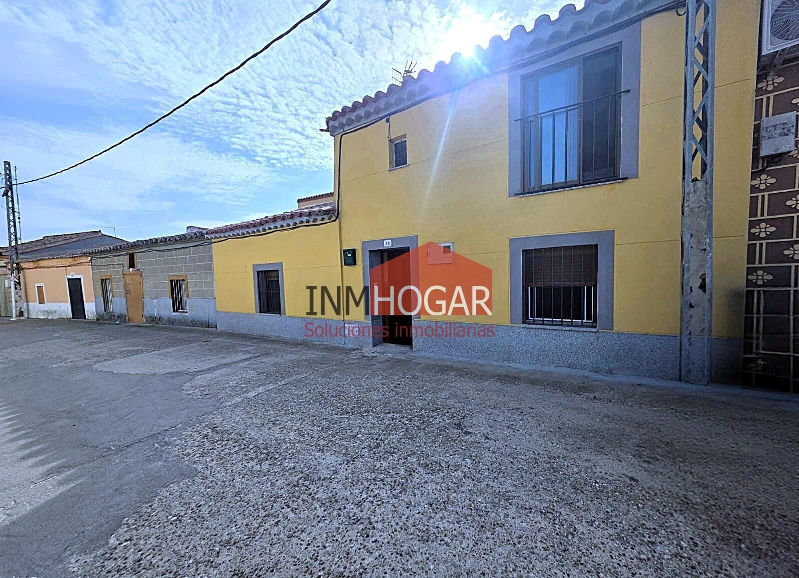 Casa de pueblo con amplio patio y planta superior rehabilita - foto 3