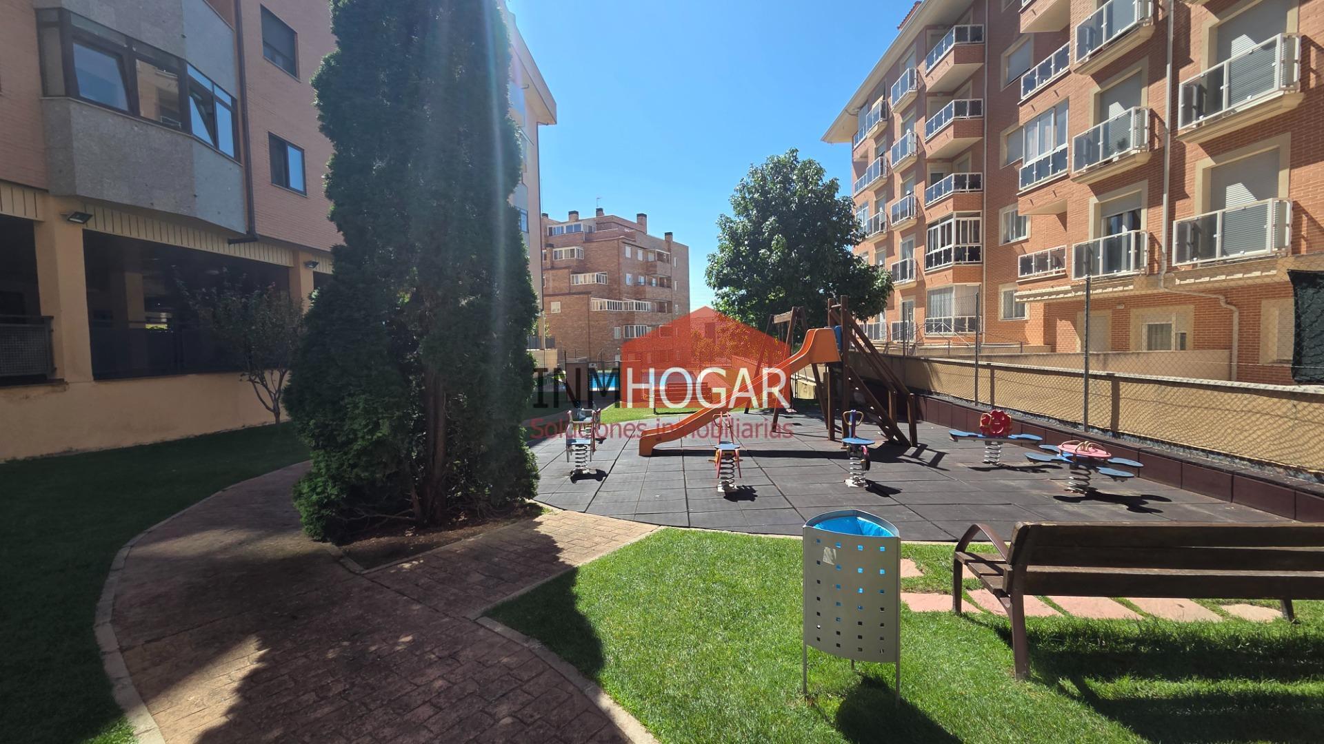 AMPLIO PISO EN ÁVILA, ZONA DE UNIVERSIDAD, CON PISCINA Y ZONAS COMUNES